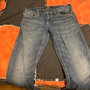 Jeans that are to big worn on bottoms. Other than that I’m good condition.